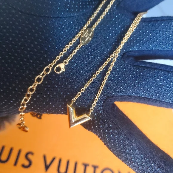 LV Essential V Necklace - Picture 5 of 12